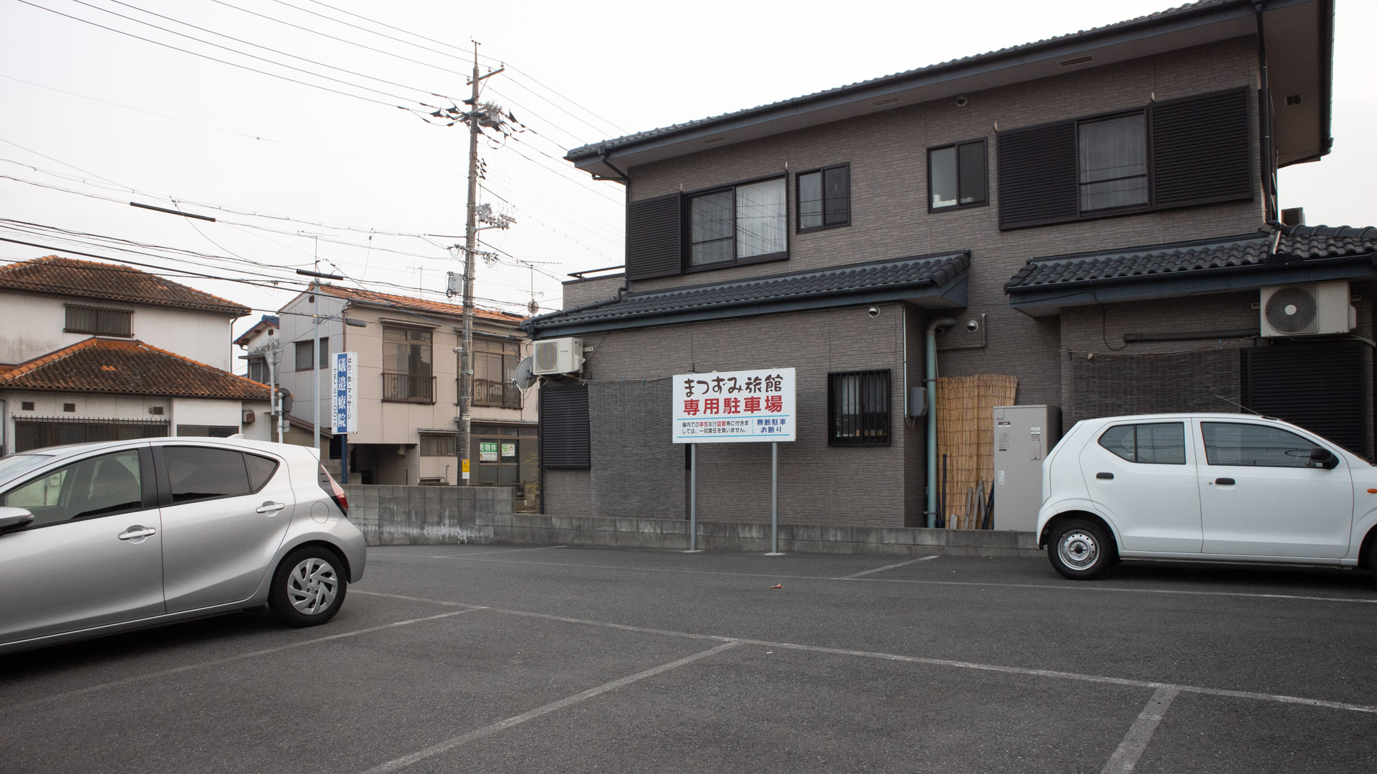 *【無料駐車場】屋外に20台駐車可能！