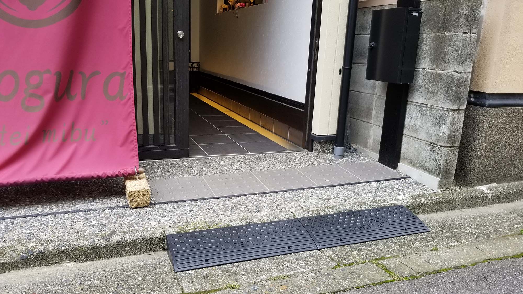 入り口に段差は御座いません
