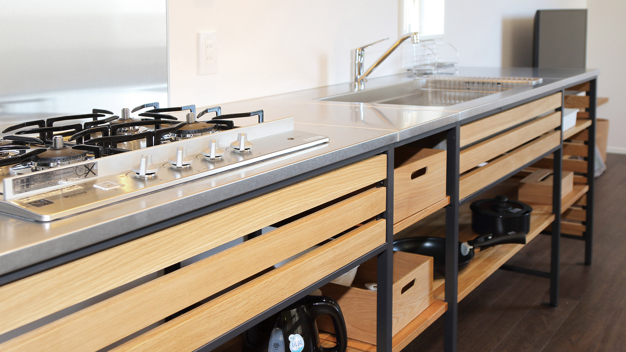 【2階：キッチン】シンプルな空間に充実の調理器具。長期滞在にもおすすめ！