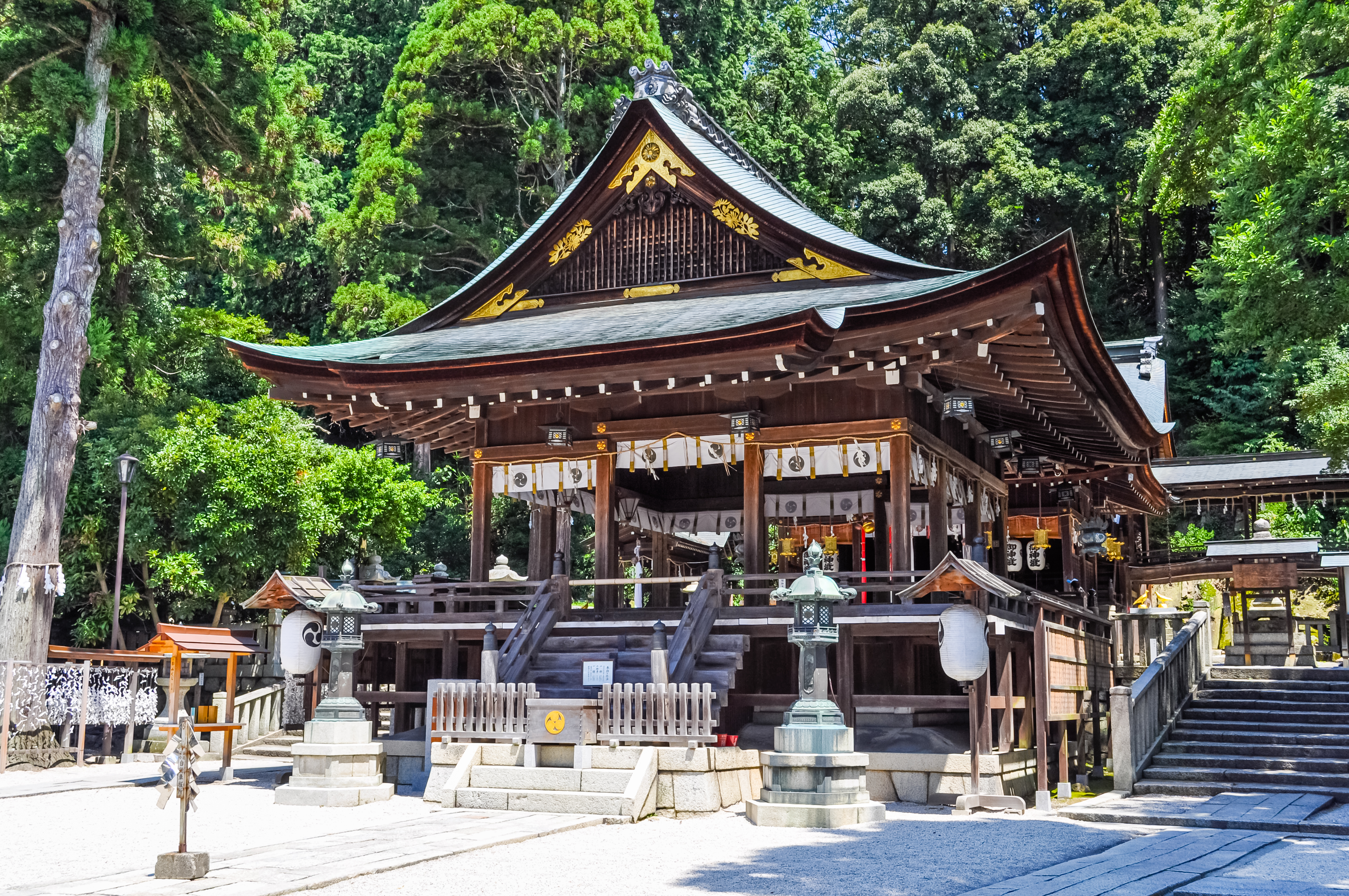 【周辺観光】施設から徒歩10分　近江八幡市の中心に位置する神社で、歴史的な建物と美しい庭園が特徴