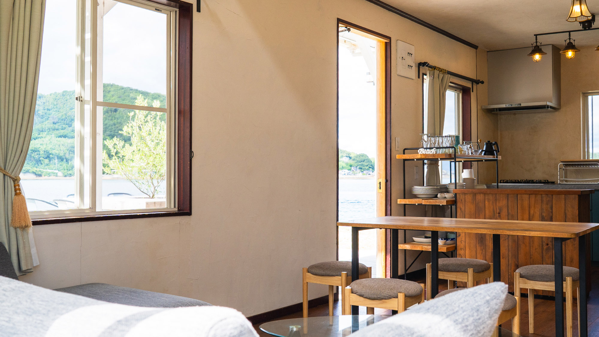 ・【CIELA】陽光差し込み、木の温もり感じる居心地よいダイニング