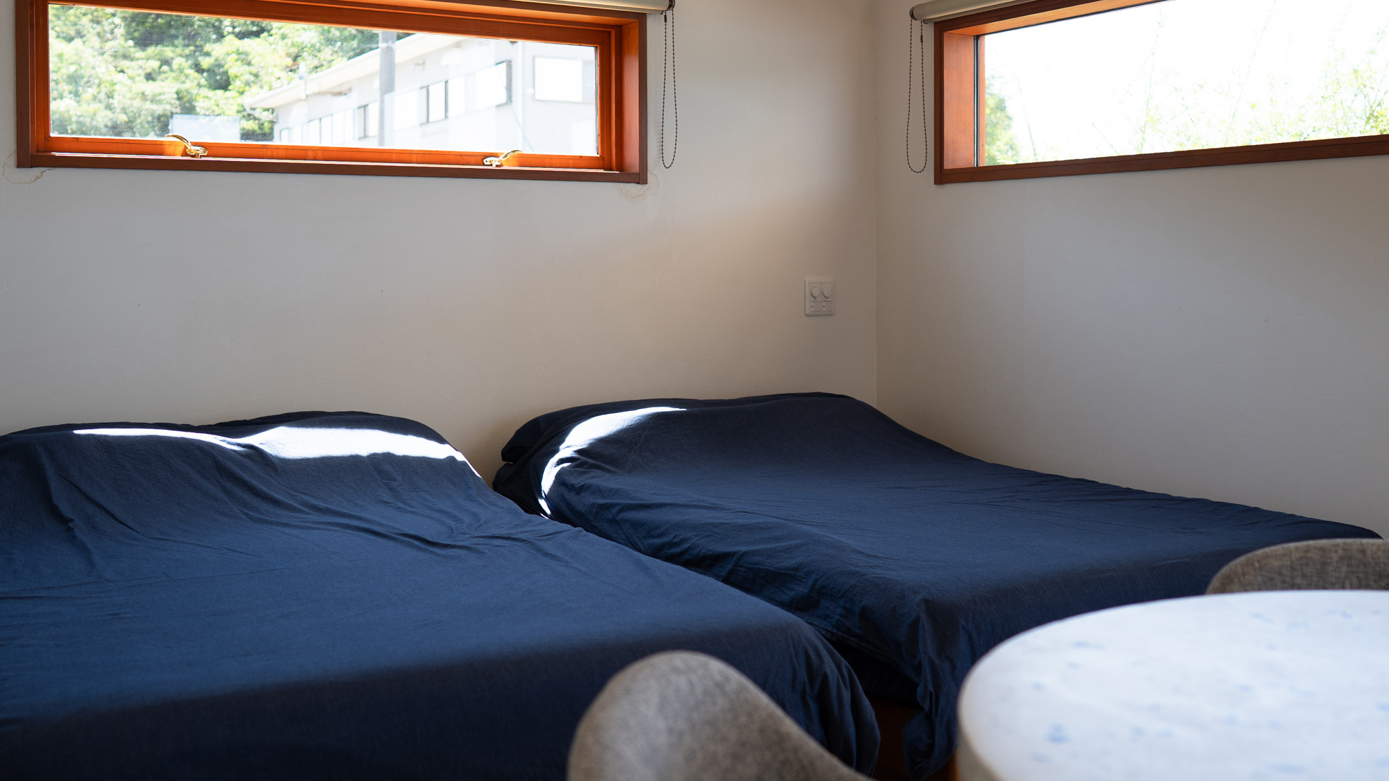 ・【VIENA】セミダブルベッドを2台設置。ゆったりとお休みいただけます