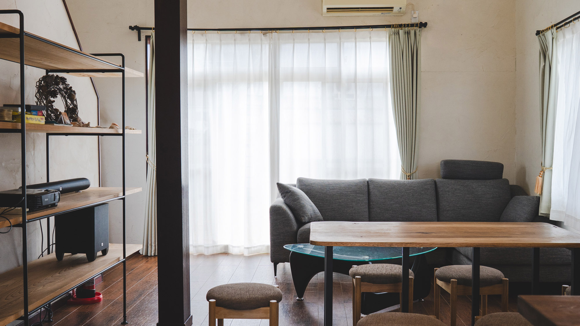 ・【CIELA】ゆったり寛げるソファで休憩など、思い思いの時間を