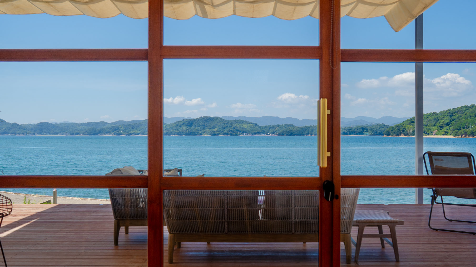 ・【VIENA】テラスの大きなソファで海を眺めながら、ゆったりとお寛ぎください