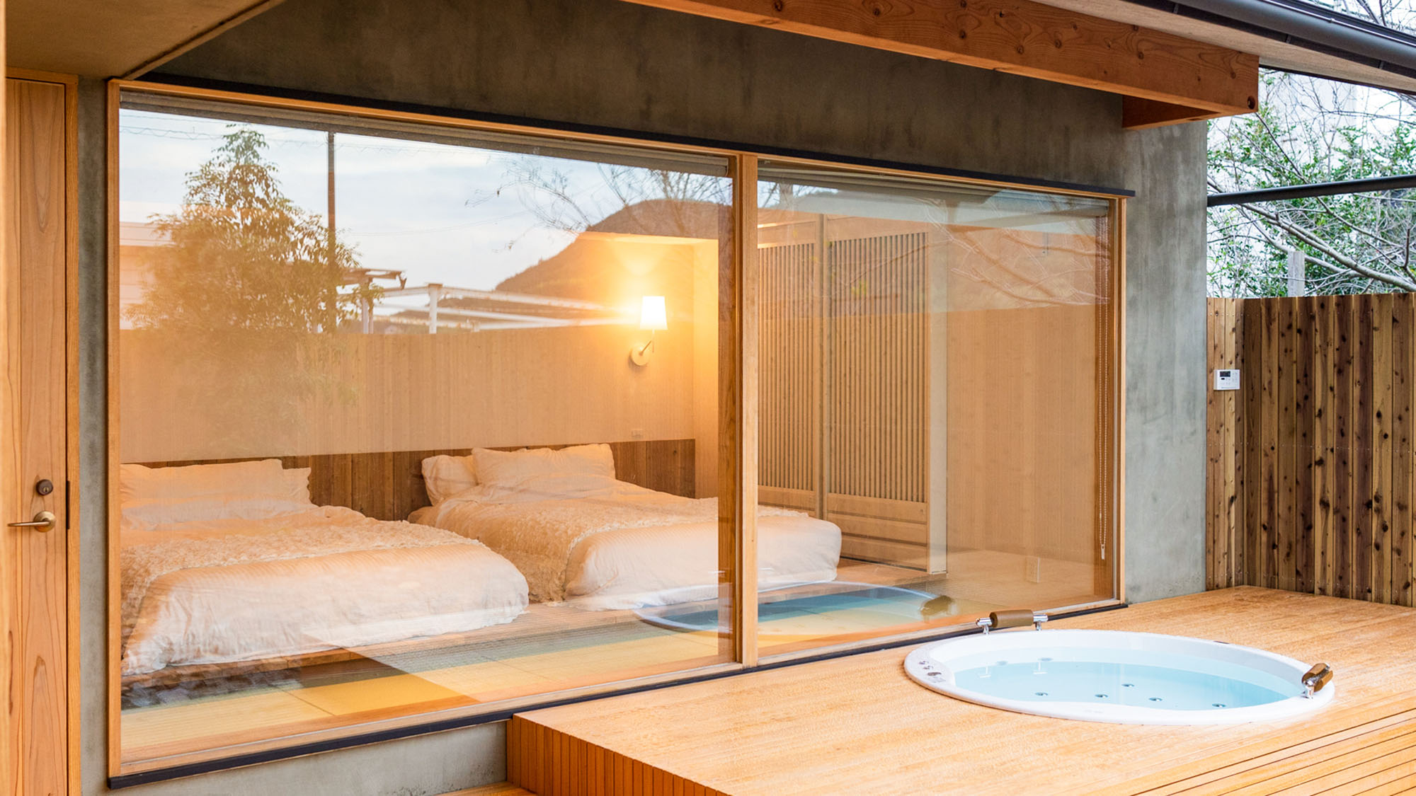 ・【Ameri】採光十分な大きなガラス窓の寝室。気持ちの良い自然光を浴びれる空間です