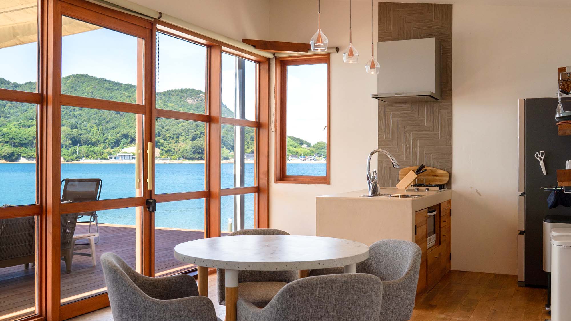 ・【VIENA】開放的な大きなガラス窓のリビングで、ゆったりお過ごしください