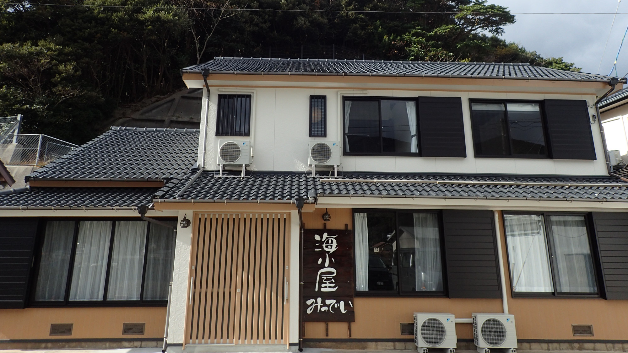 *【外観】海が見える、海好きのための宿です