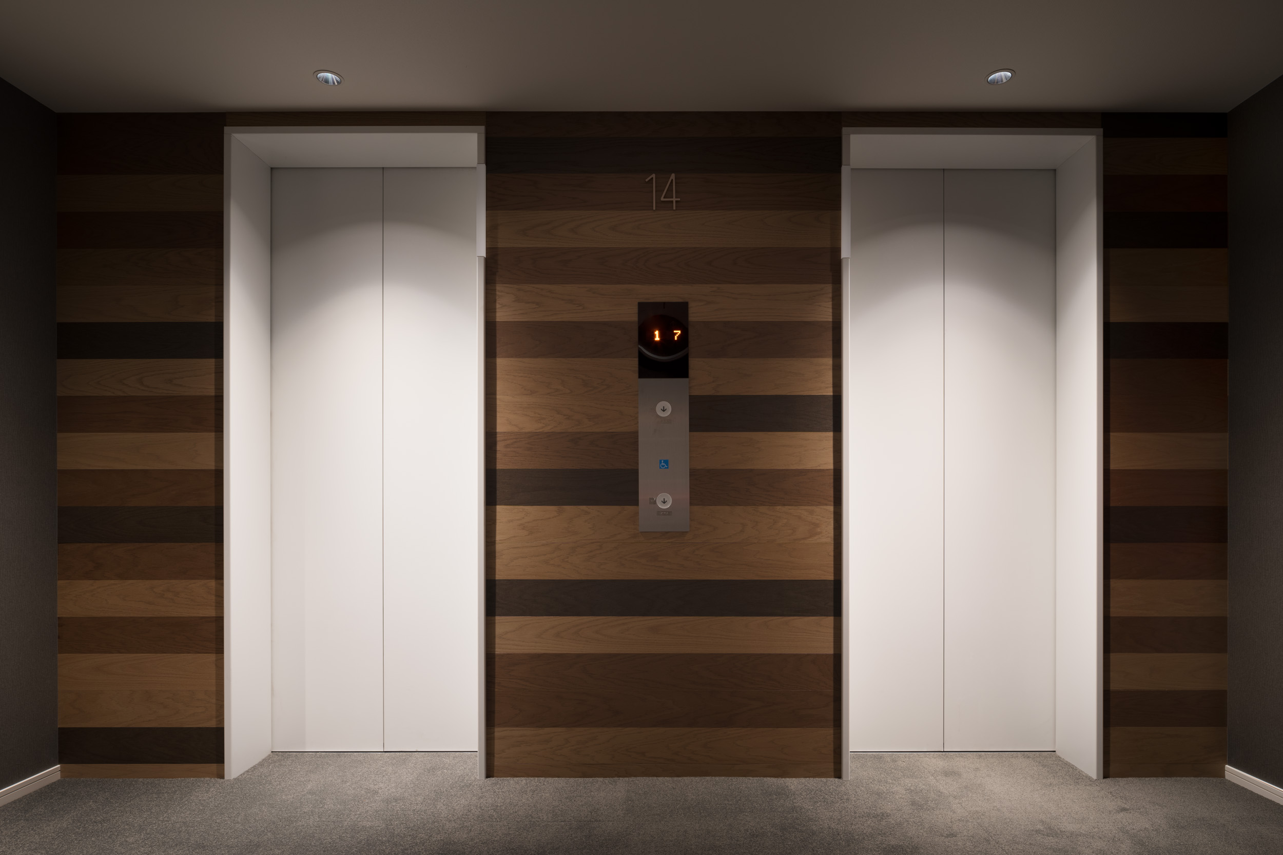 エレベーターはセキリュティ性の高いカードキー連動タイプを採用しております。