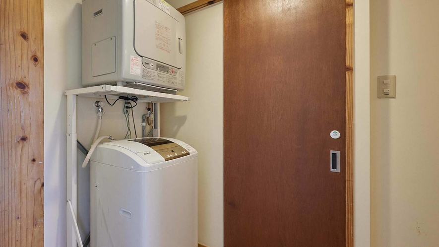・【南風1階・洗濯機乾燥機】セパレート型の洗濯機と乾燥機をご用意　洗い物が多くなった時も安心です