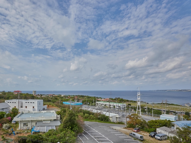 ・【屋上からの眺め】海を身近に感じられ、遠くには伊江島を眺められます