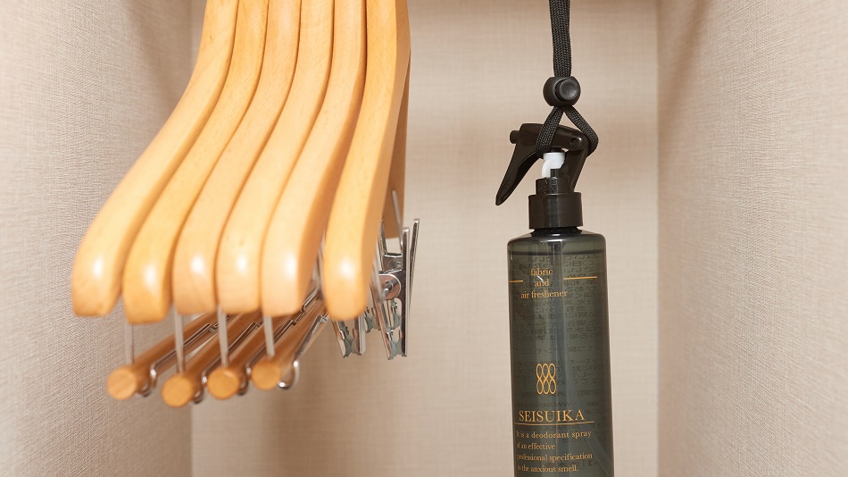 【客室設備】衣類をかけるスペース。消臭スプレーもご用意しております。