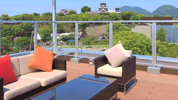 【屋上テラス】屋上には熊本城を眺めることができるテラスがございます。