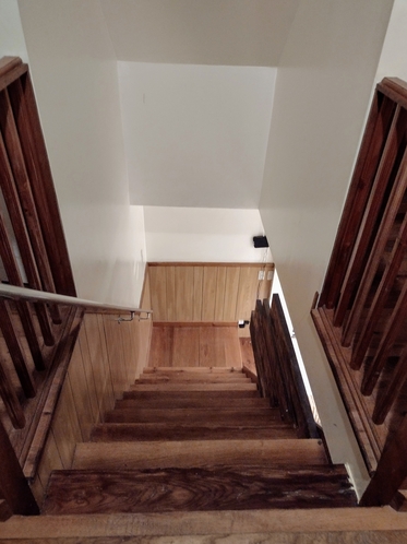 階段　一階へ2