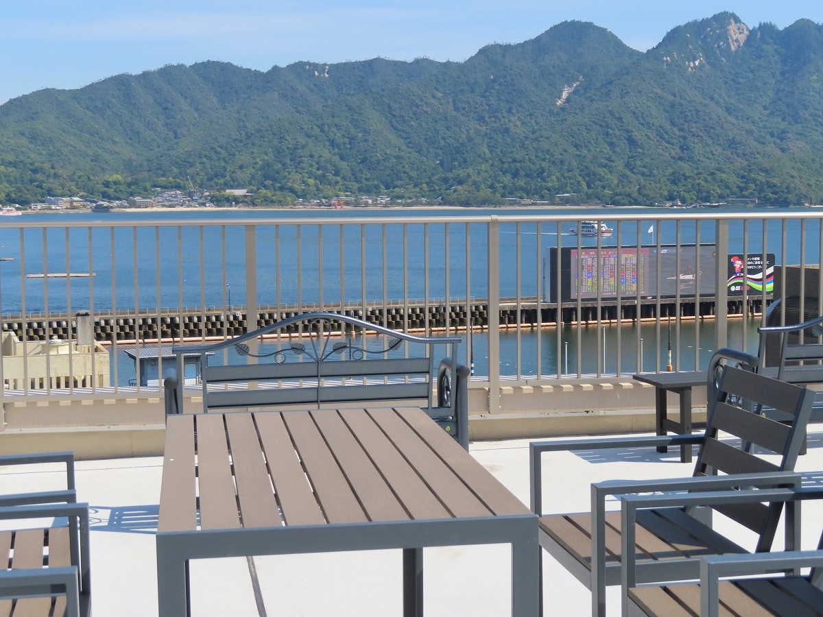 穴子御膳と美肌の天然温泉満喫プラン【夕食付朝食サービス】お部屋・宮島を見下ろす屋上等で自由にどうぞ