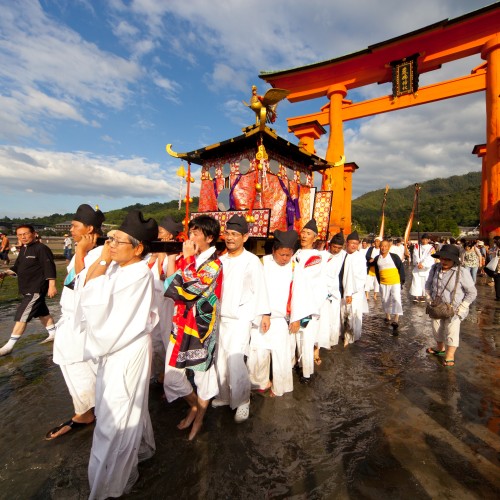 厳島神社　管絃祭（写真提供：広島県）