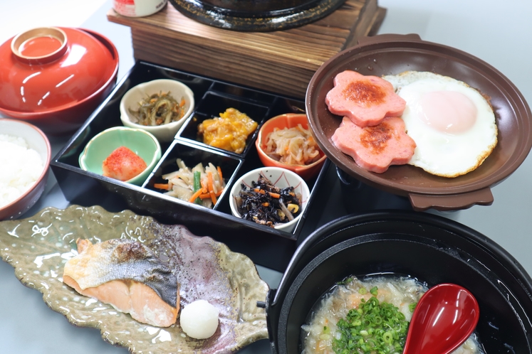【朝食の一例】広島名物の花ソーセージと当館特製餡掛けを炊きたての御飯に乗せてお召し上がれ下さい