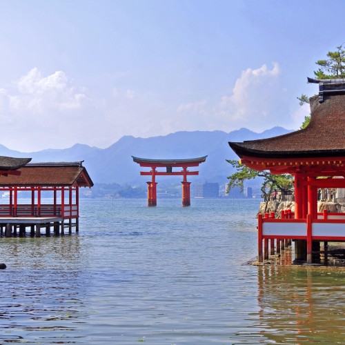 厳島神社（写真提供：広島県）