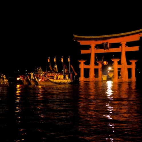 厳島神社　管絃祭（写真提供：広島県）