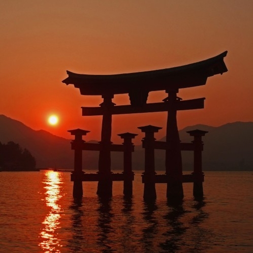 厳島神社　大鳥居　夕景（写真提供：広島県）