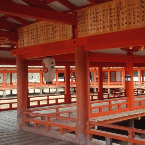 厳島神社　境内（写真提供：広島県）