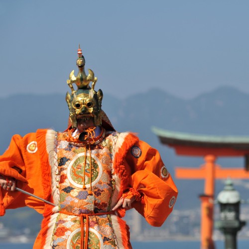 厳島神社　舞楽「蘭陵王」（写真提供：広島県）