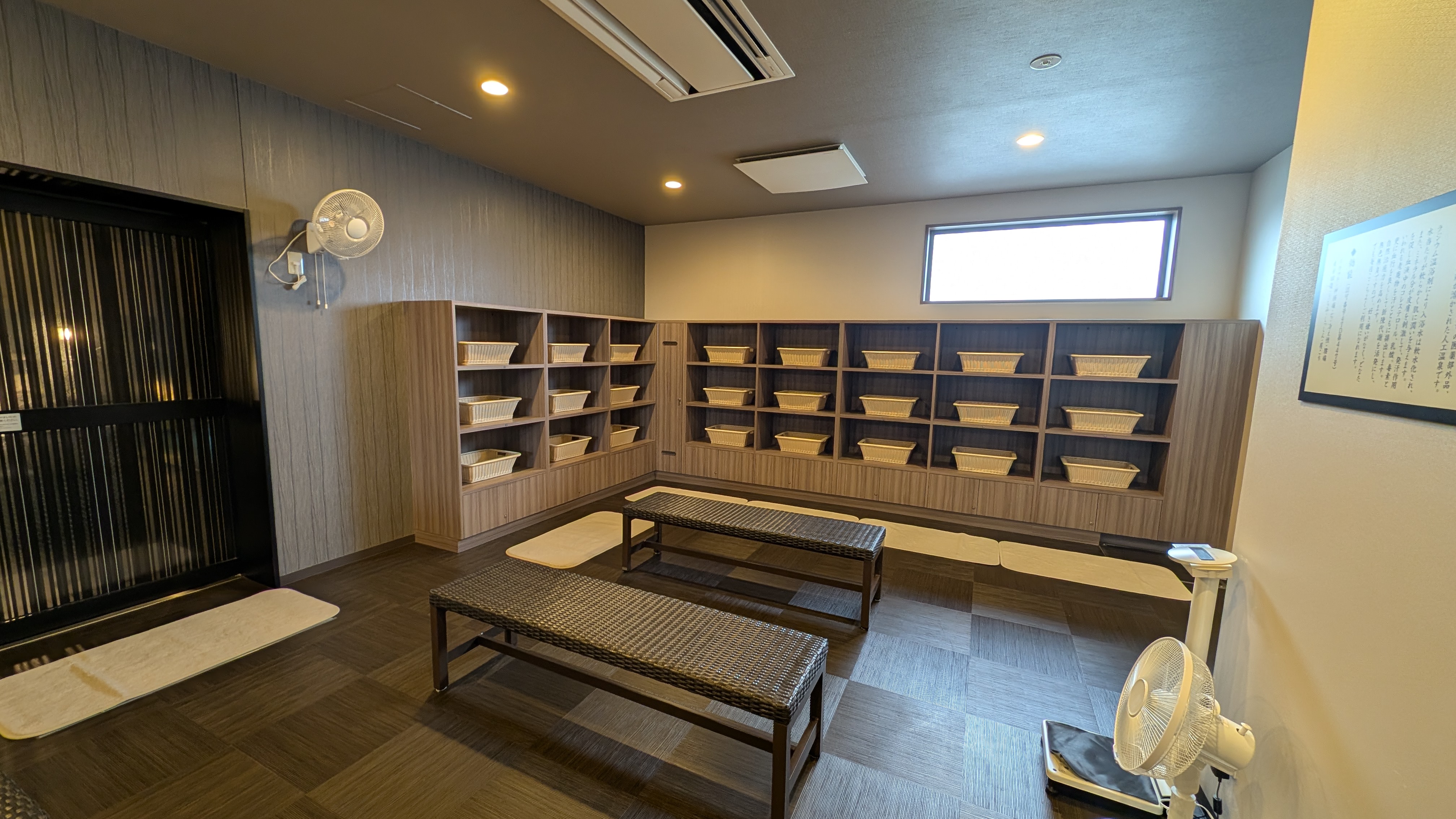 男性大浴場脱衣所