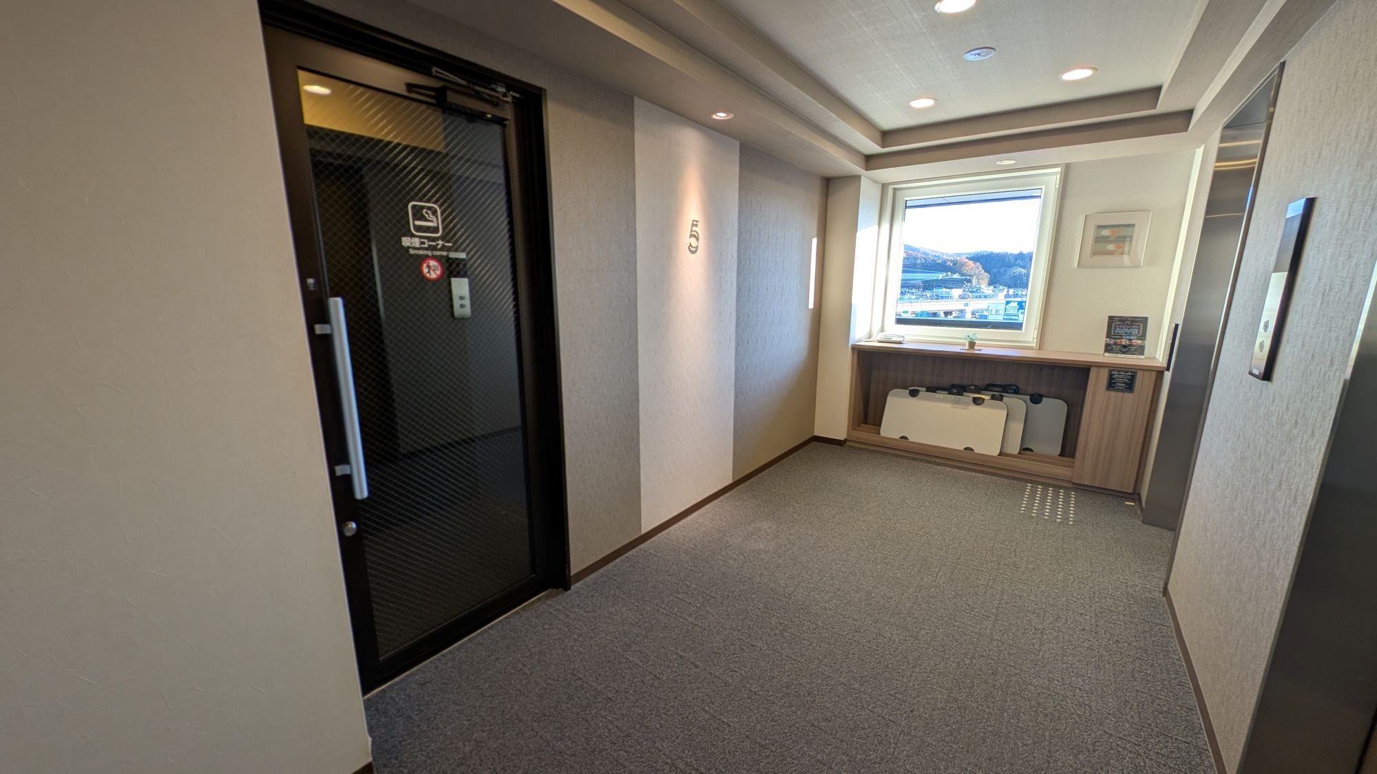 エレベーターホール（喫煙コーナー有フロア）　
