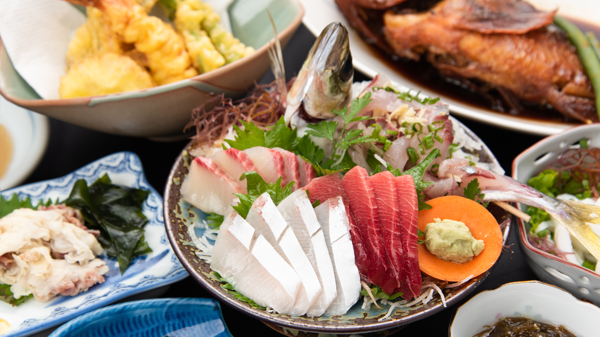 *【夕食一例：リーズナブル2食付】リーズナブルな夕食でも、新鮮なお刺身をお愉しみいただけます。