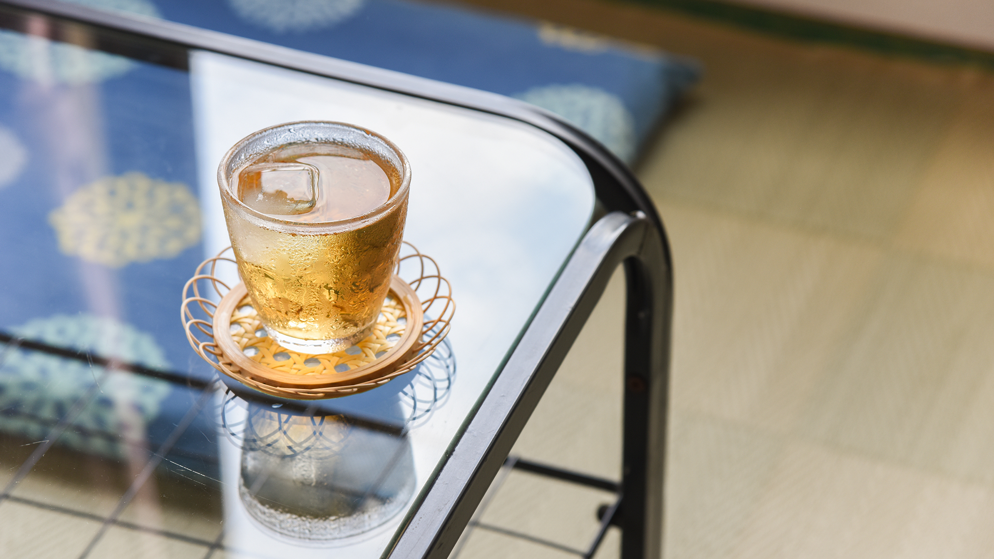 *【客室内一例】お部屋での寛ぎのお供に。冷たいお茶で、ほっとひと息。