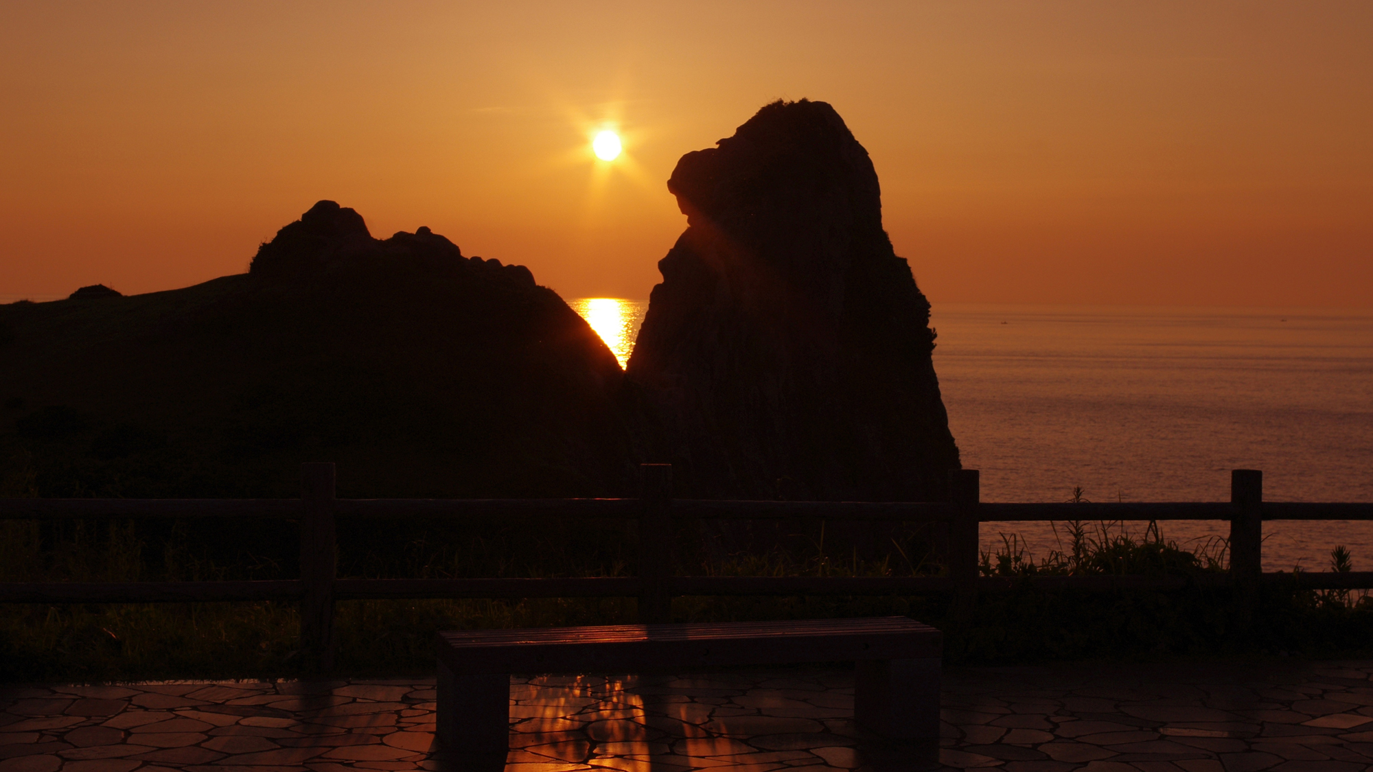 *【猿岩】高さ45ｍの巨大な猿のユニークな形はもちろん、岩越に見える美しい夕陽の絶景も注目。