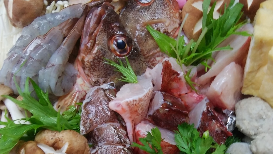 【夕食一例：鍋用料理】鍋には新鮮な魚介類たっぷり！！あったかいお鍋でもぜひ壱岐の魚をご堪能ください。