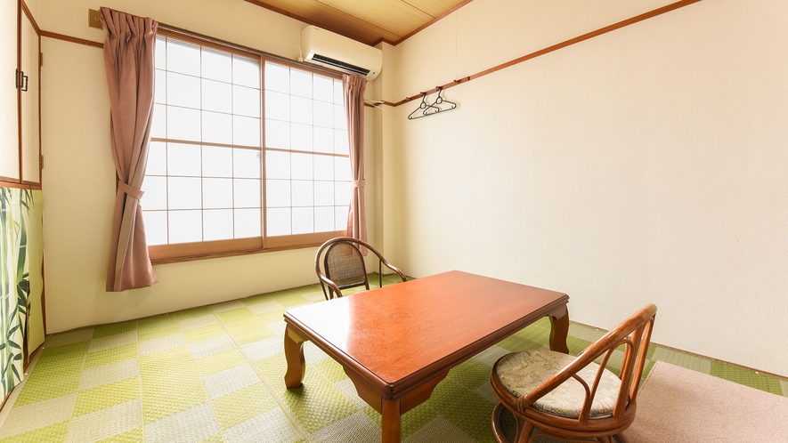 *【客室一例：和室6畳】和チェアのお部屋。畳と和テーブルとチェアで、和の空間をお楽しみいただけます。