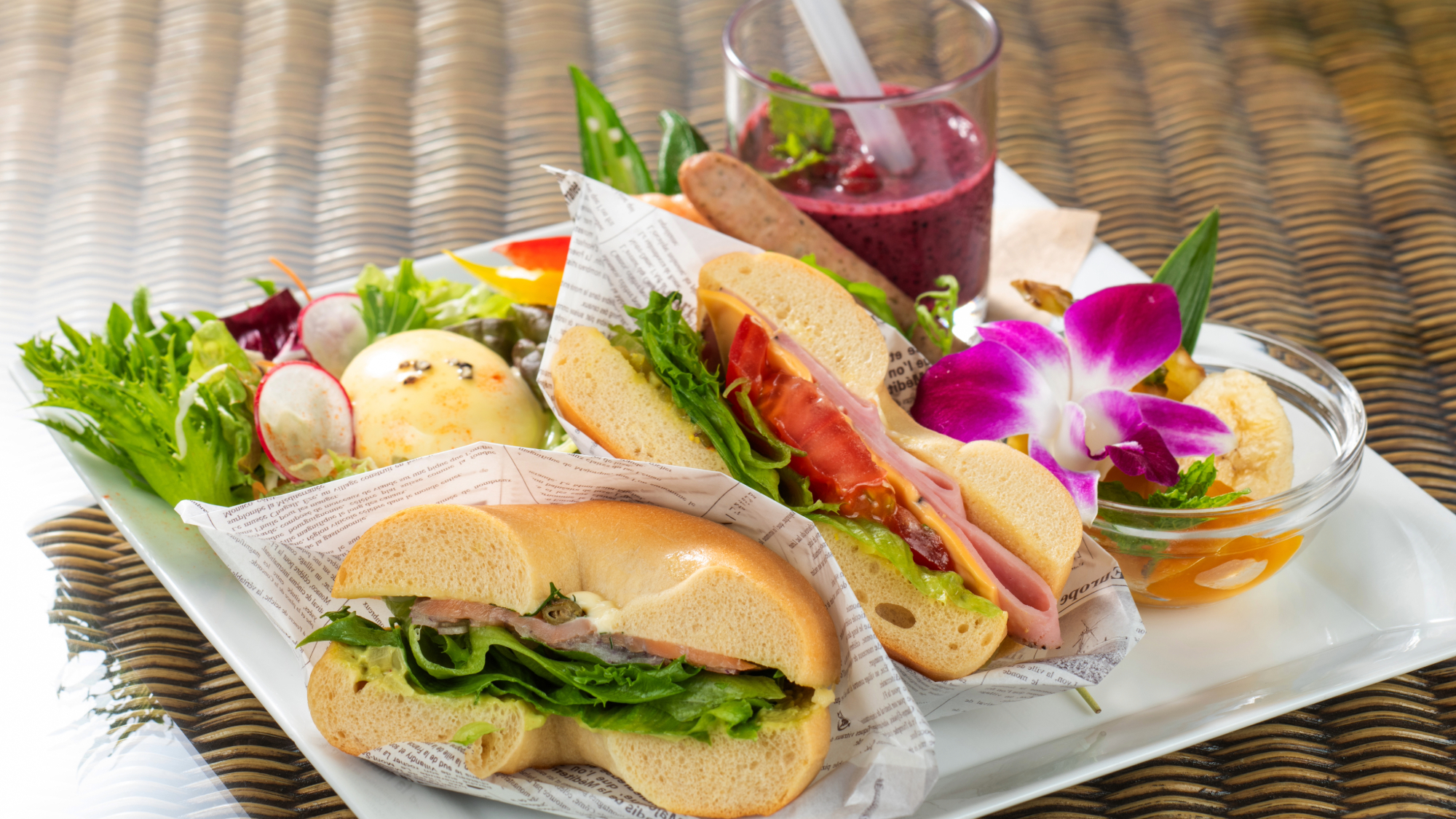 【朝食】新鮮野菜のサラダやフルーツ、スープなどのブレックファースト（一例）