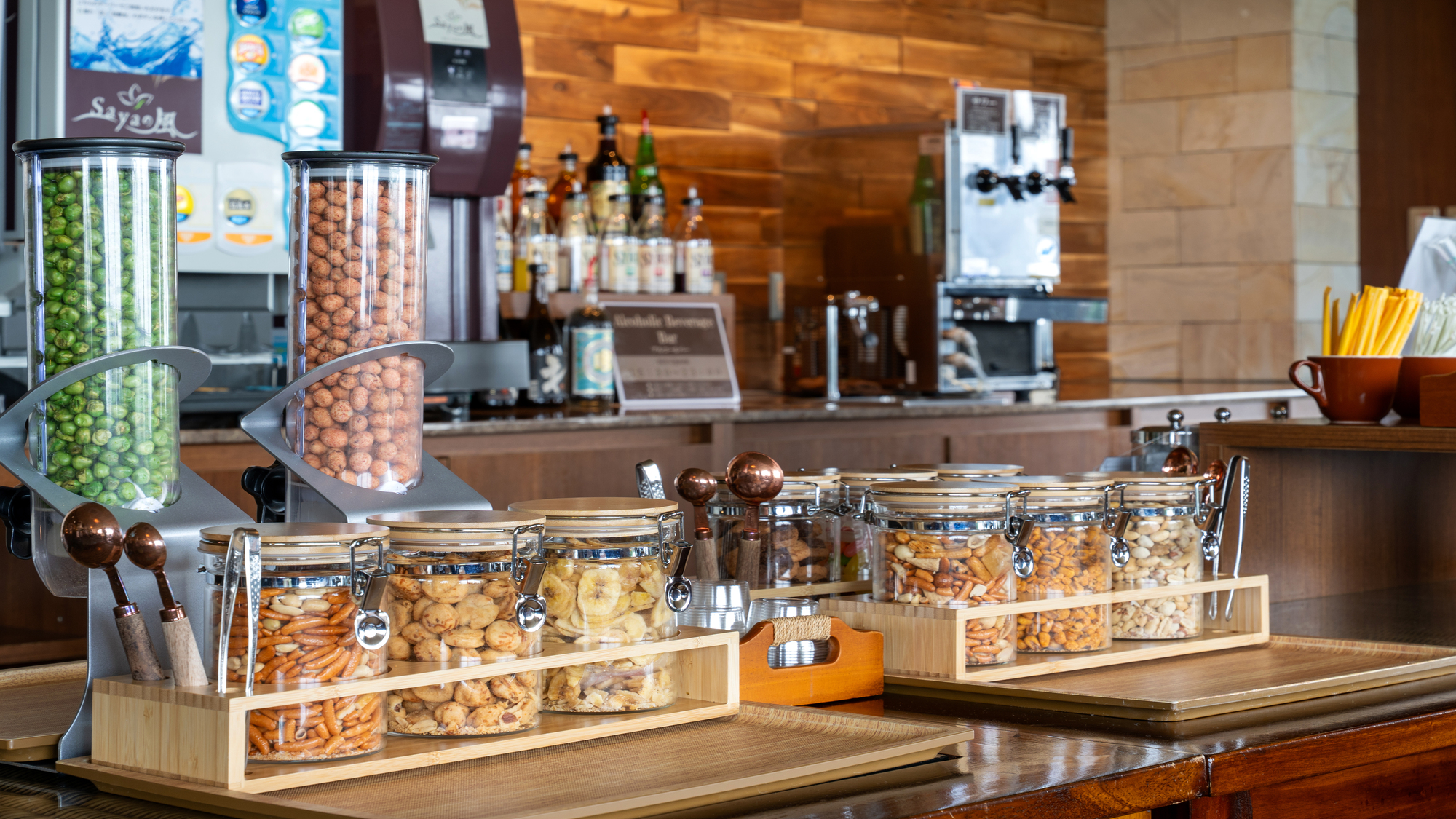 ロビーにて、お好きなお酒や層とドリンク、スナックやおつまみをどうぞ