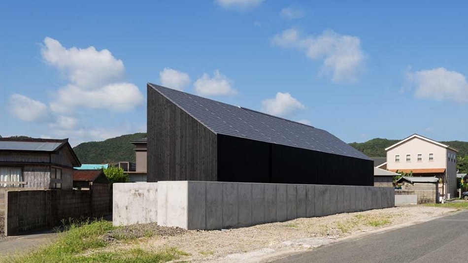 三角の漆黒の建物が目印です