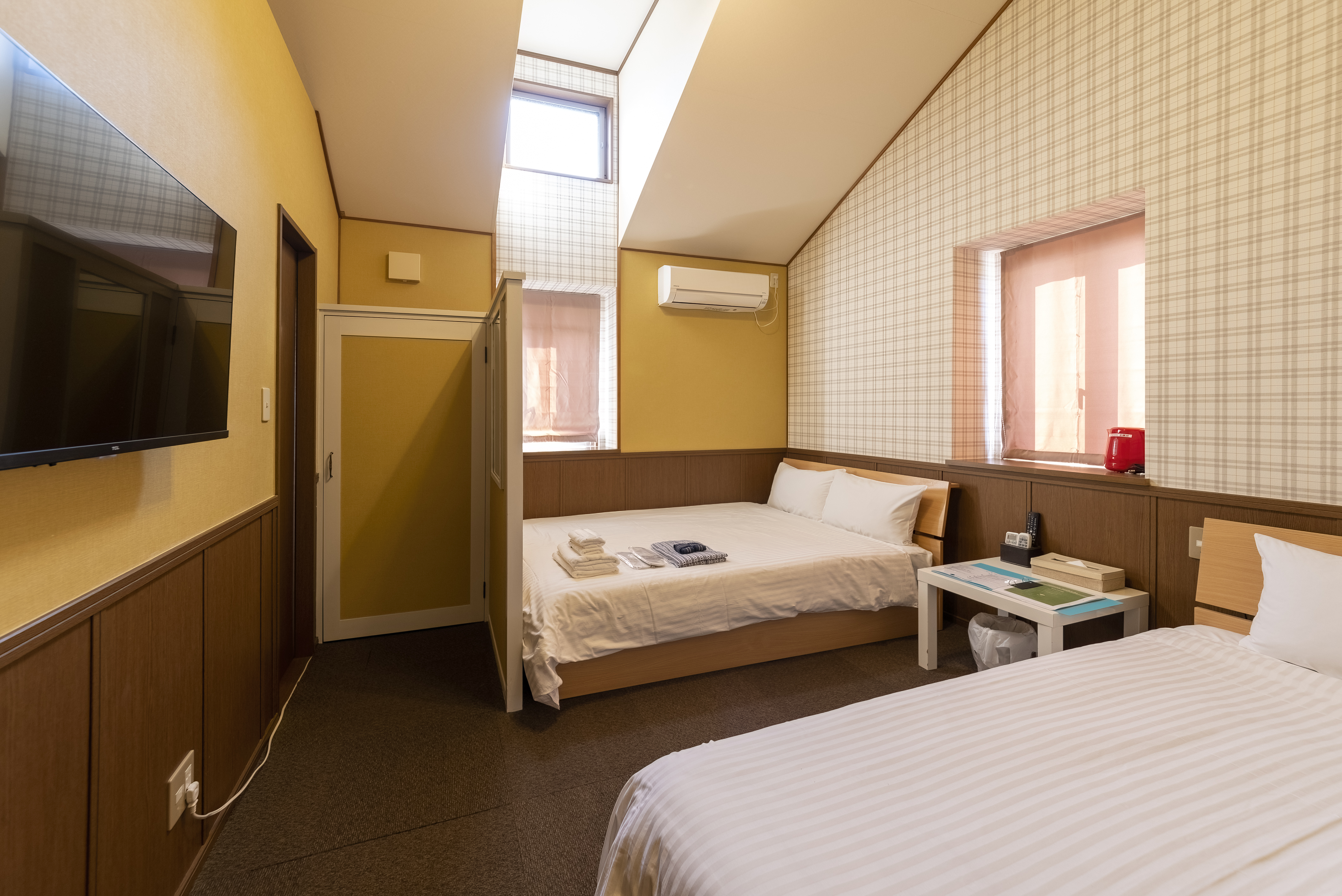 スタンダードツイン(ダブル＆シングルベッド 各１台）