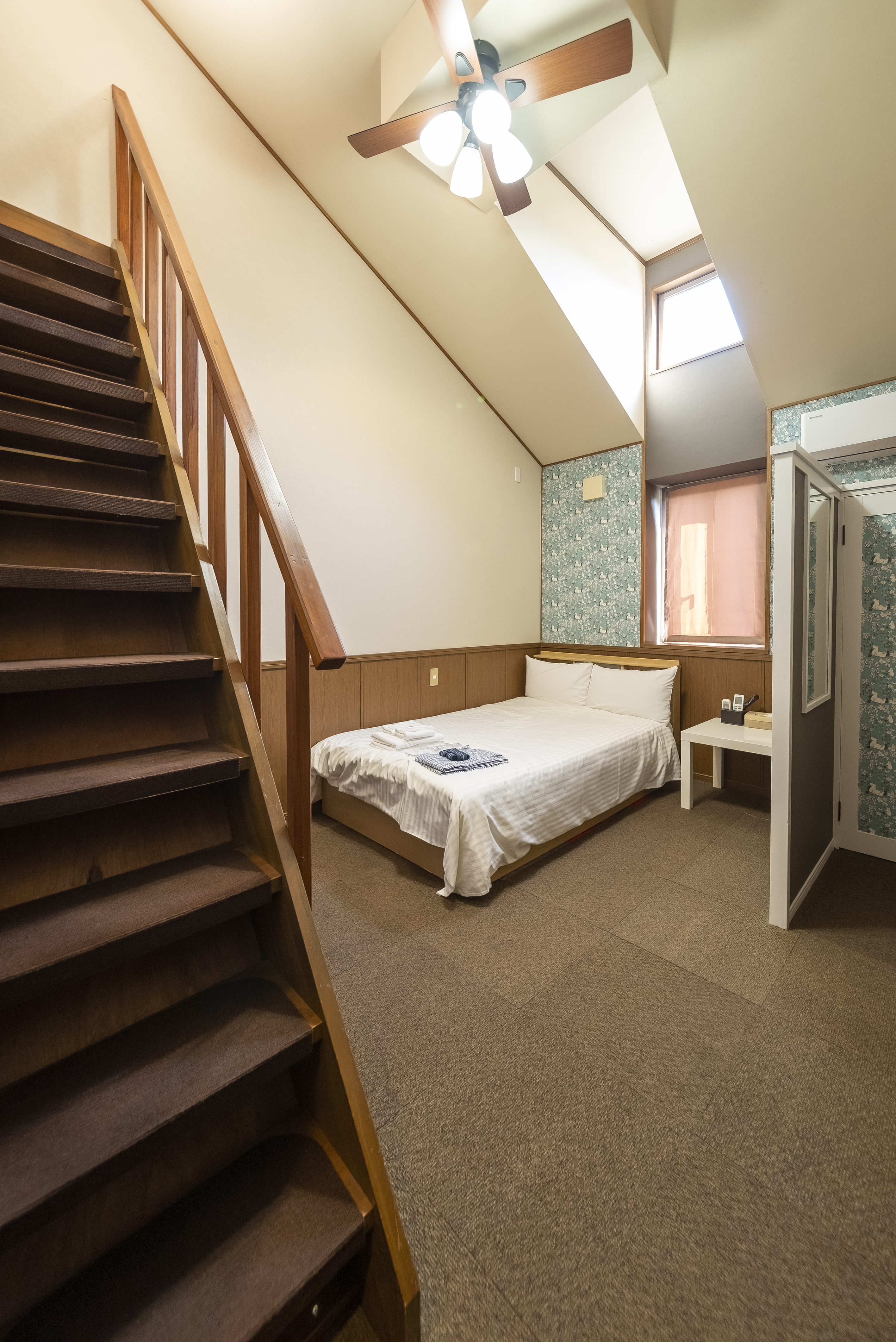 デラックストリプルルーム ロフト付き(ダブルベッド 3台)