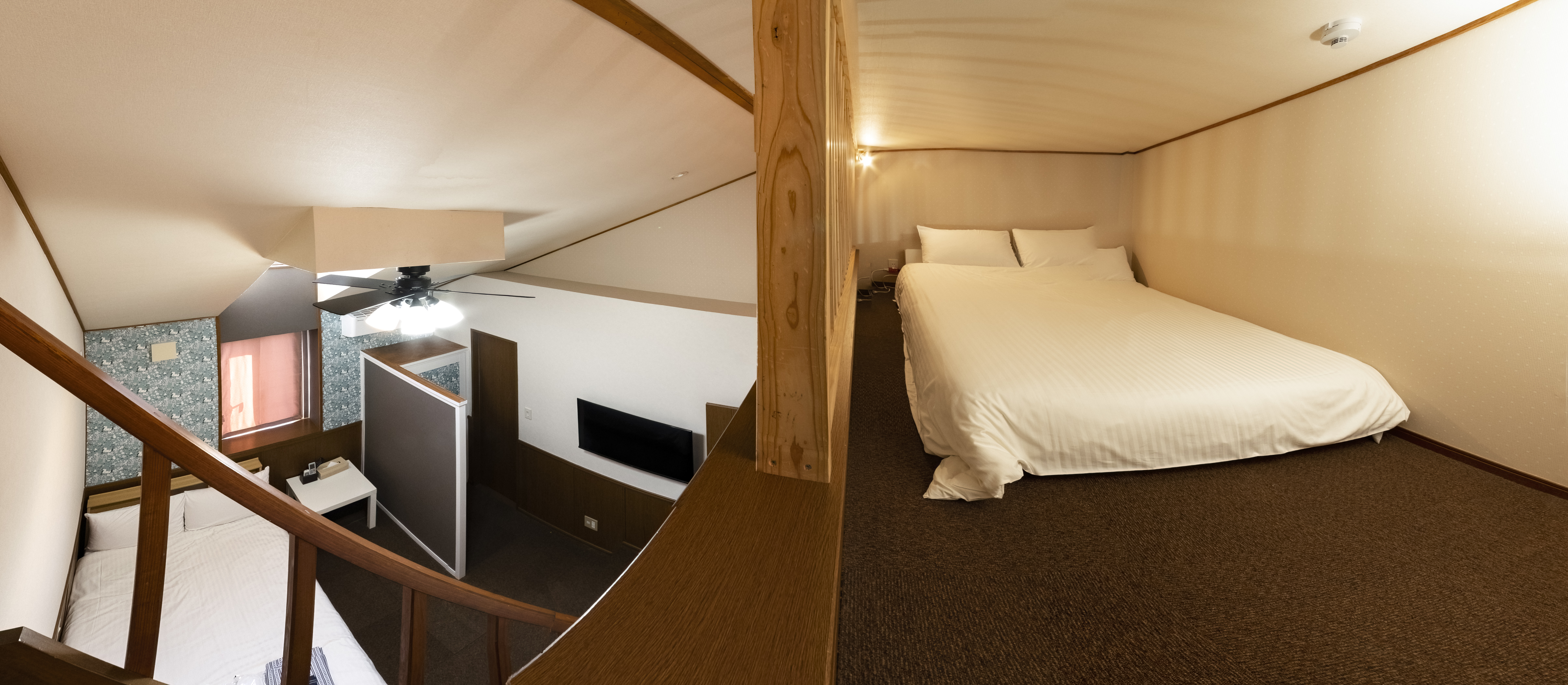 デラックスツイン ロフト(ダブルベッド 2台)