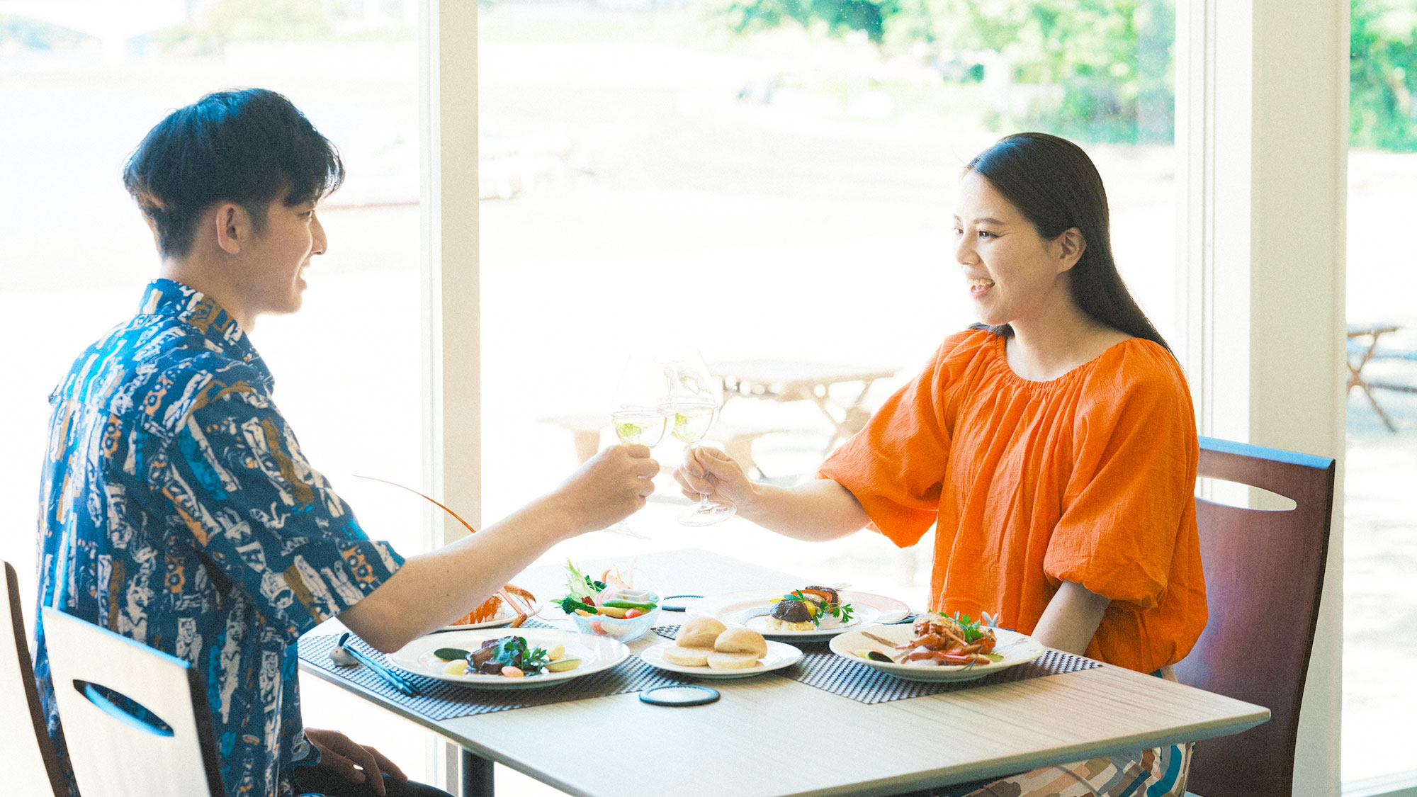 【夕食イメージ】海を眺めながらのお食事はリゾート気分満点。ペットも一緒にゆっくりとご堪能ください。