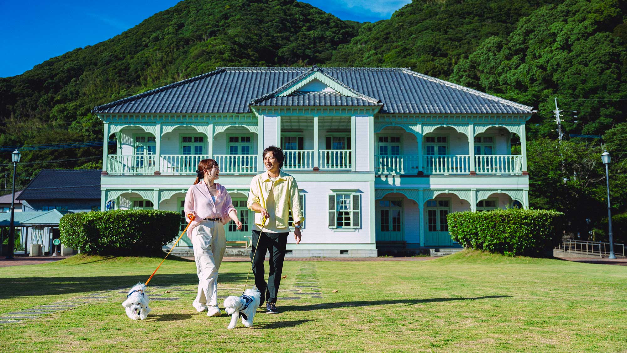 【三角西港】海沿いの道や芝生もあり、お散歩コースとしても人気のエリアです。