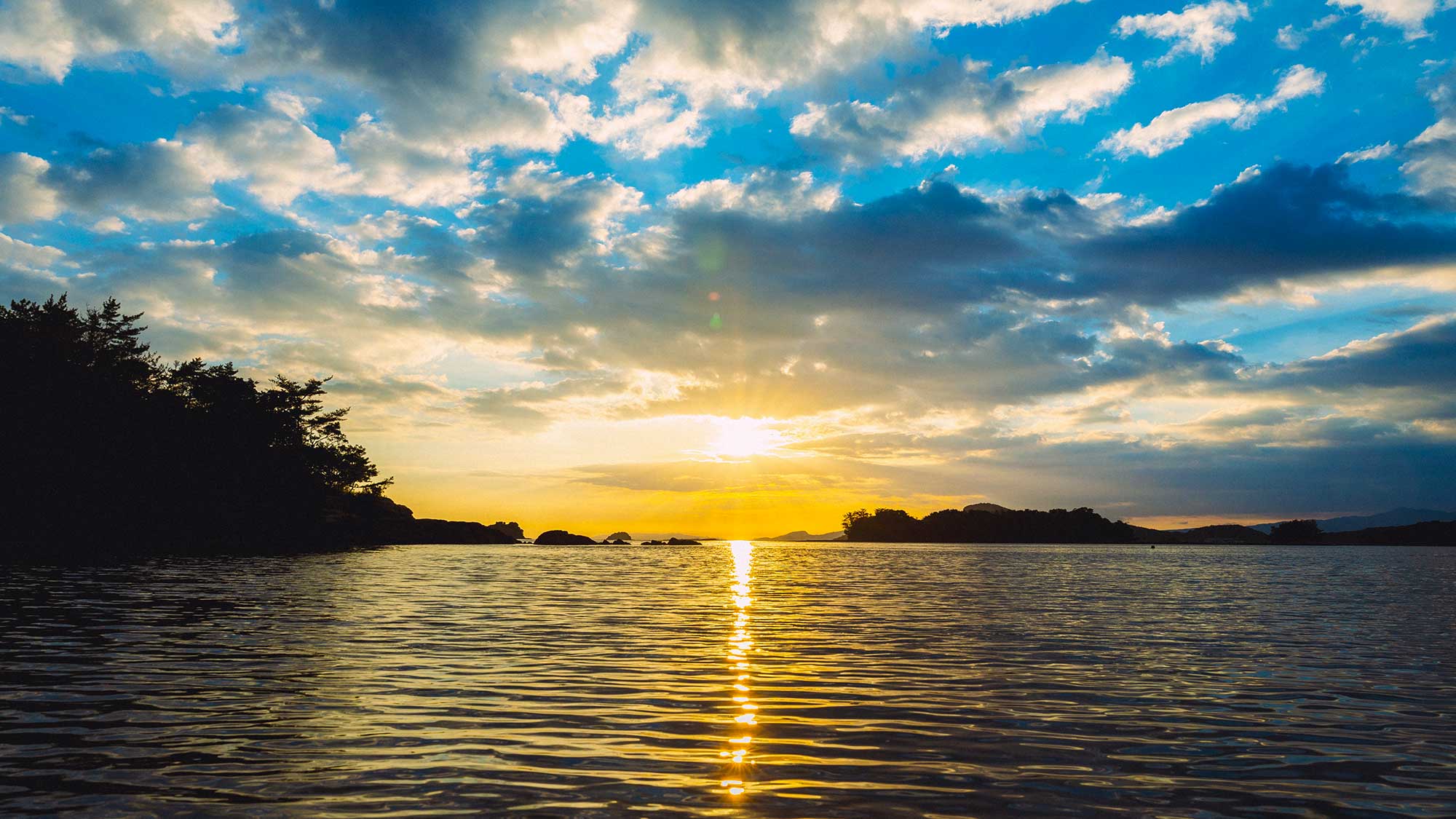 【ビーチからの夕陽】空と海が織り成す絶景を、ホテルの目の前でご覧いただけます。