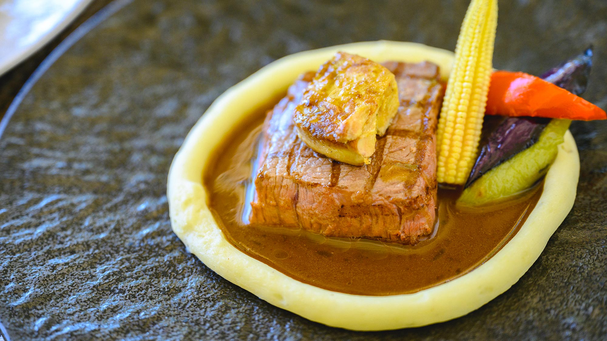 【夕食／グレードアップ】黒毛和牛のヒレステーキ。肉汁溢れる柔らかなお肉をお楽しみください。