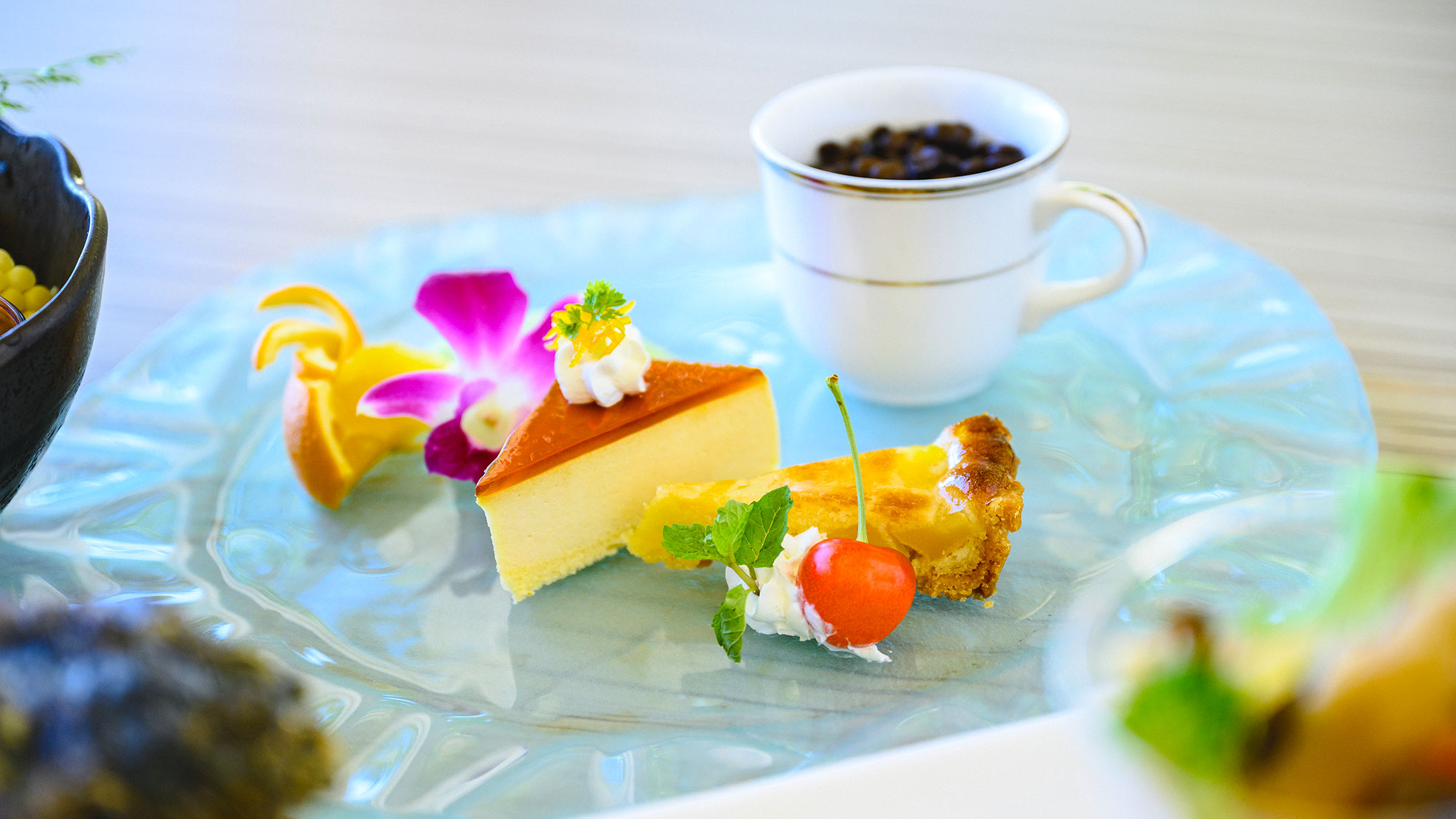 【夕食／グレードアップ】デザート＆コーヒーも海を眺めながら、ごゆっくりお楽しみください。