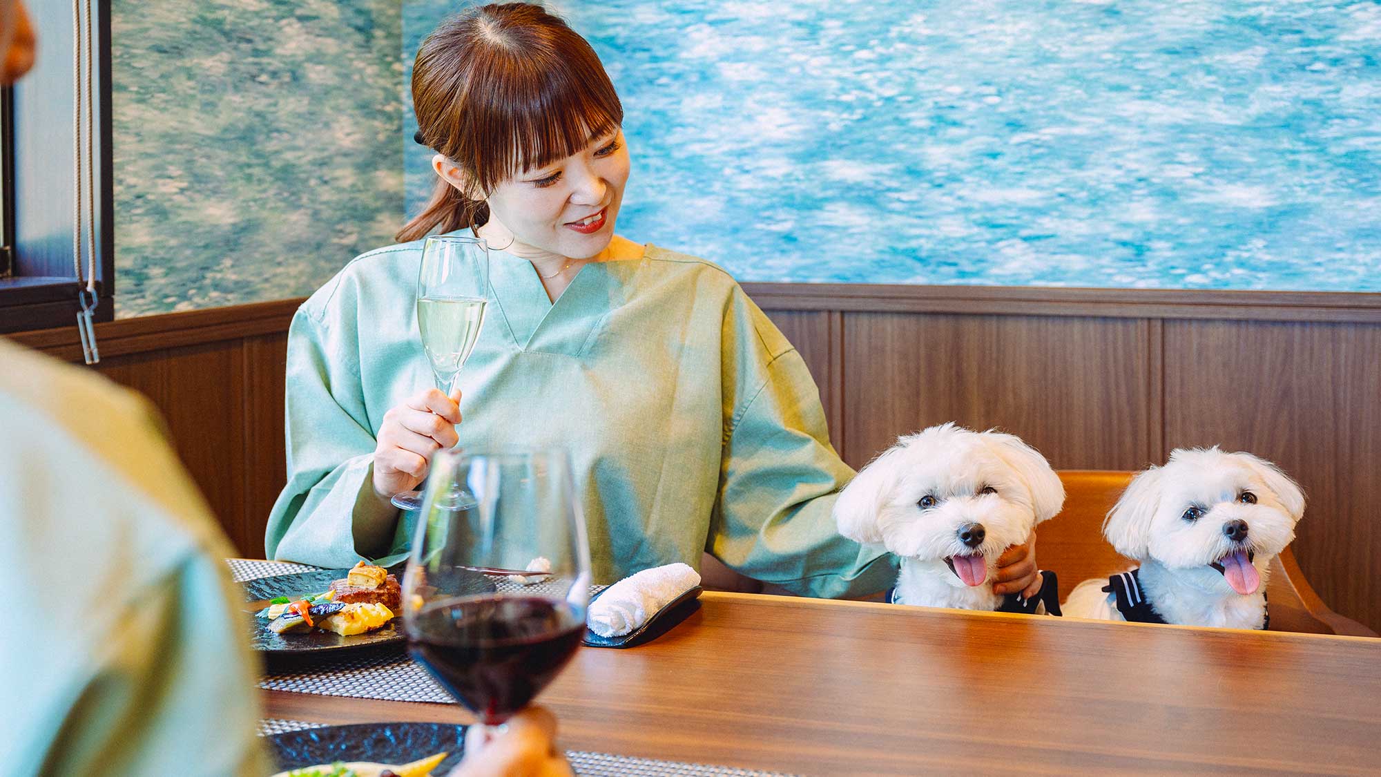 【エグゼクティブツイン／55㎡】大切な愛犬と一緒にプライベートなお食事タイムをお過ごしください。