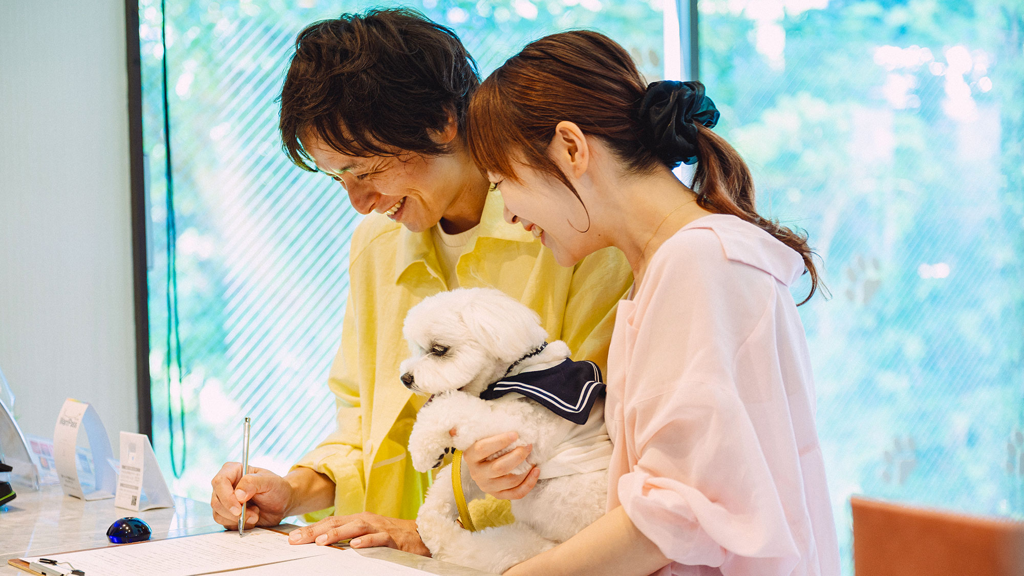 【チェックイン】ワンちゃんを抱っこしたままでOK！館内ではいつでもどこでも一緒に過ごせます♪