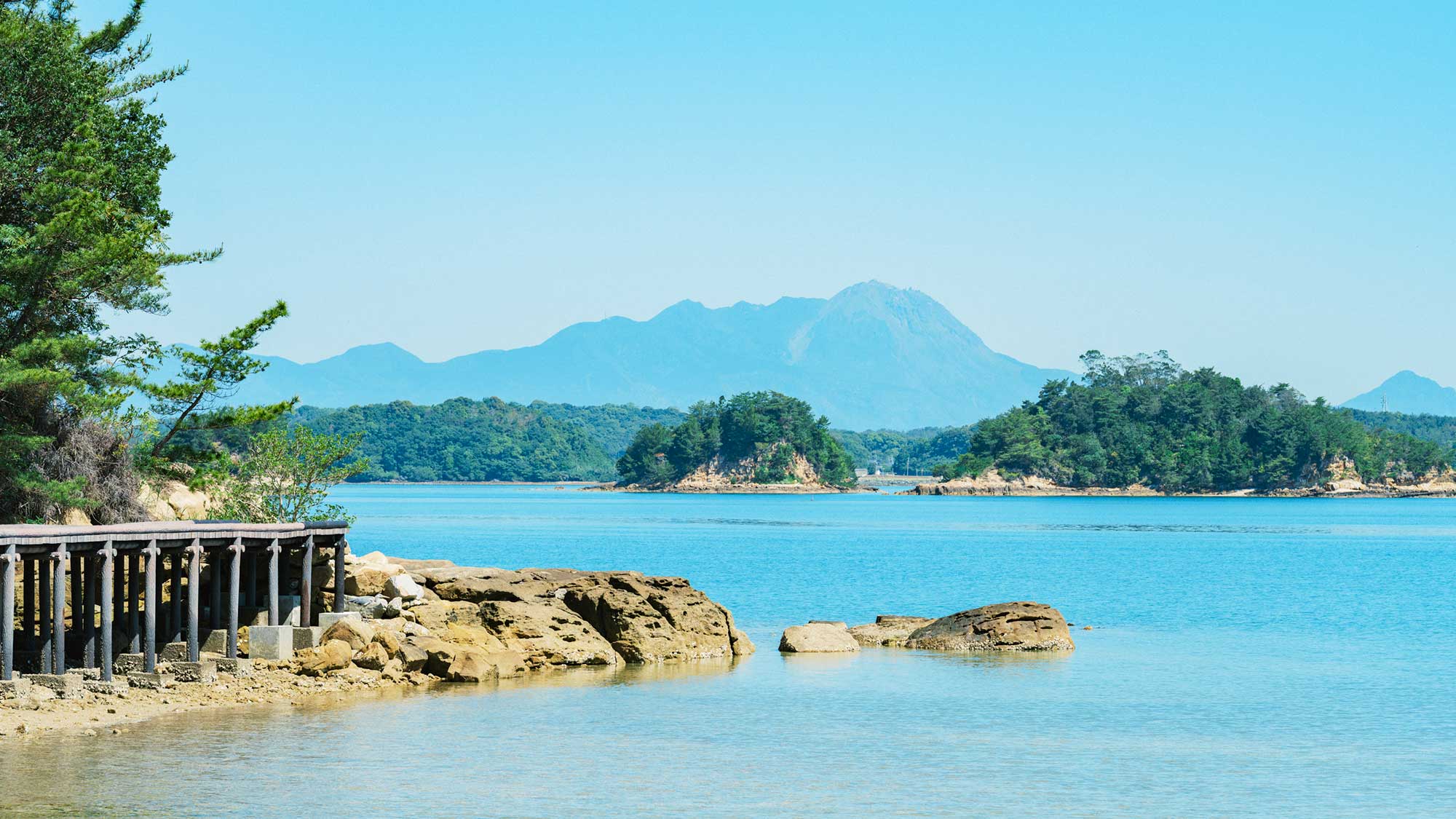 【お散歩コース】ホテルの目の前はビーチ。砂浜でゆったりと海の島々の景色をみながら散歩できます。