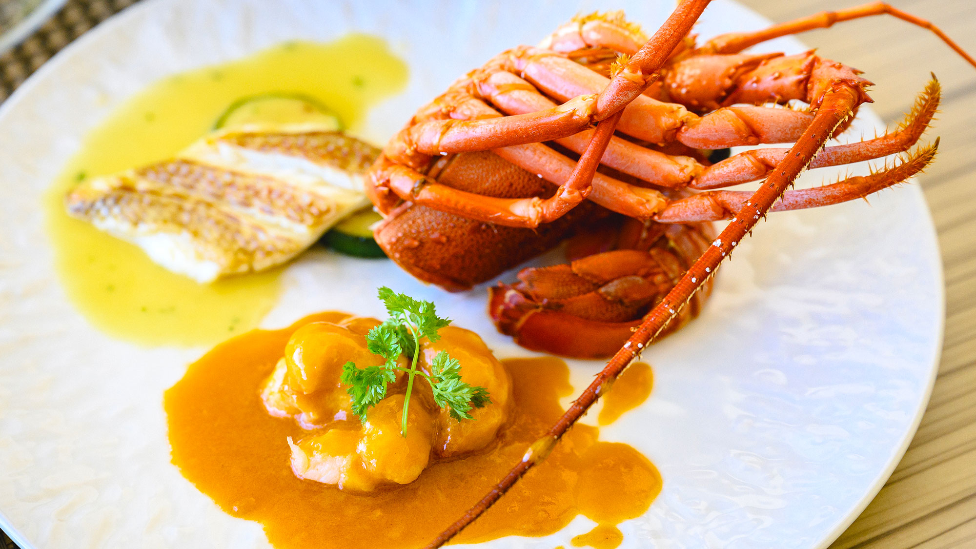 【夕食／スタンダード】豊かな魚介の旨味を楽しめる、魚料理。白ワインが進みます♪