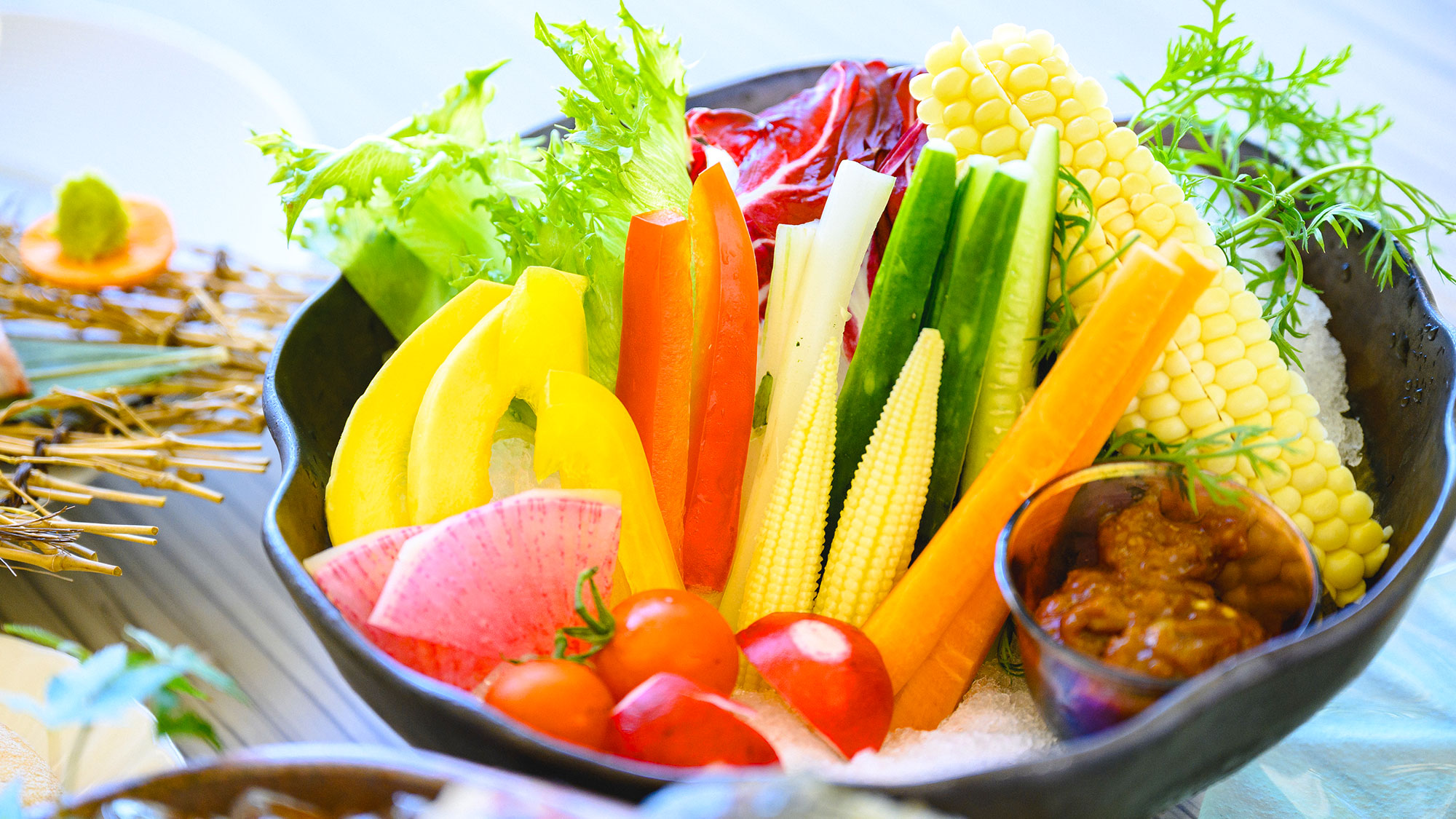 【夕食／グレードアップ】彩り野菜のスティック。ディップソースを付けてお召し上がりください。