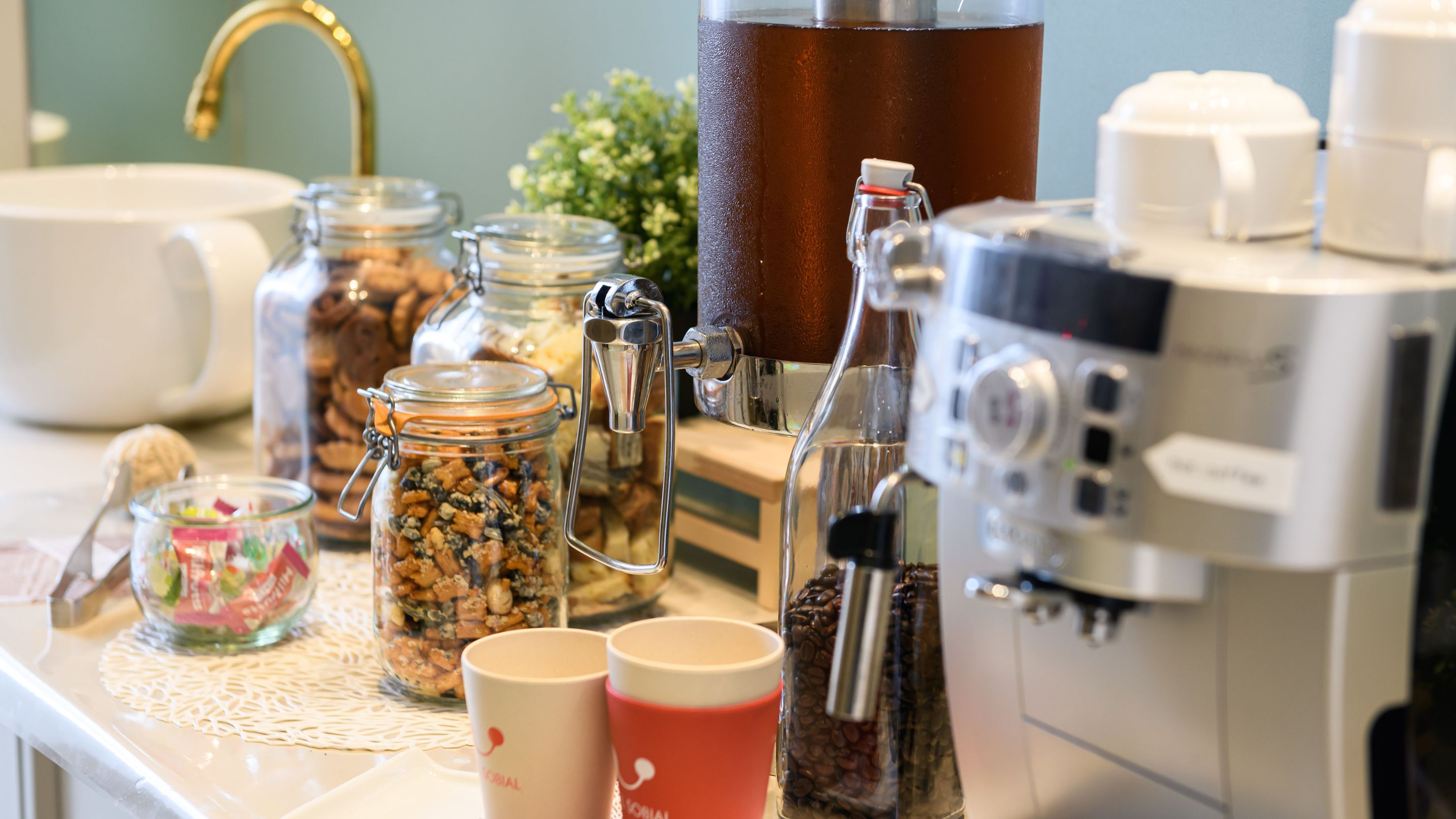 【ウェルカムサービス 一例】チェックインしたらウェルカムコーナーでコーヒーやお菓子のサービス♪