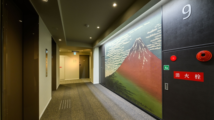 【9階EVホール】EV前には葛飾北斎の富嶽三十六景の赤富士が描かれています♪